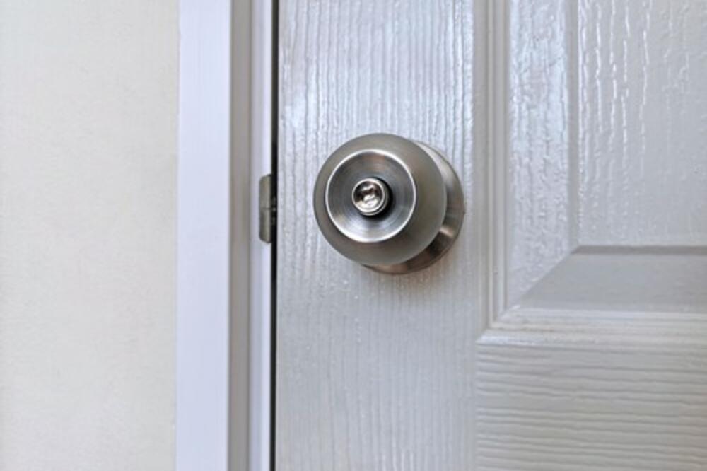 EVO ZAŠTO NE BI TREBALO DA UGRAĐUJETE BELA ULAZNA VRATA: Jednom za svagda saznajte OVU ISTINU