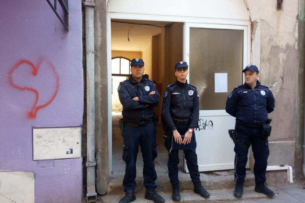 IZVRŠITELJI HTELI DA ISELE SLAVOLJUBA IZ DOMA KOJI JE SAM NAPRAVIO: Priveli mu ćerku, evo što je nastala cela drama