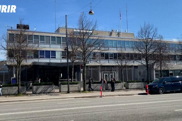 HOROR ISPRED AMERIČKE AMBASADE: Tinejdžer se POLIO BENZINOM i ZAPALIO SE (VIDEO)