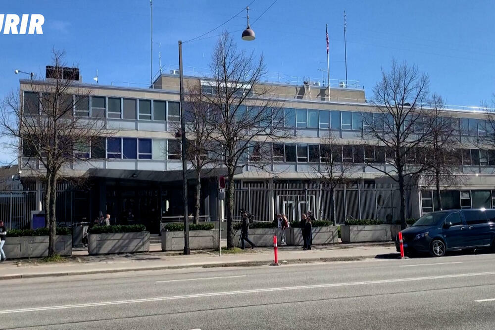 HOROR ISPRED AMERIČKE AMBASADE: Tinejdžer se POLIO BENZINOM i ZAPALIO SE (VIDEO)