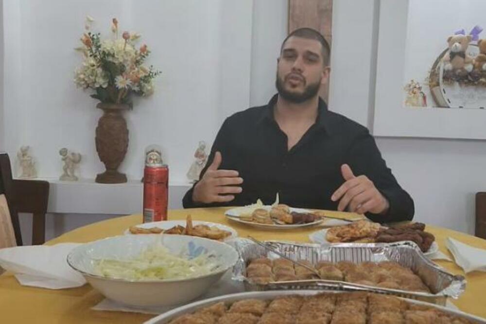 DEJAN DRAGOJEVIĆ U PORODIČNOJ KUĆI SLAVI ISLAMSKI PRAZNIK: Nije sam, evo ko je sa NJIM (FOTO)