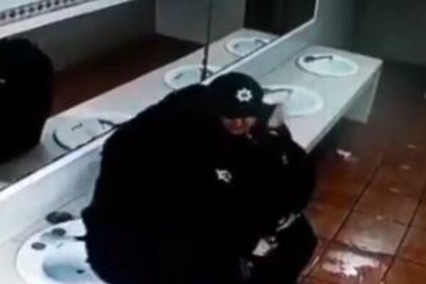 POLICAJKA I POLICAJAC SE "DOVATILI" NA LAVABOU, PONELA IH STRAST: Jednom se nisu NADALI, PRESELO IM JE (VIDEO)