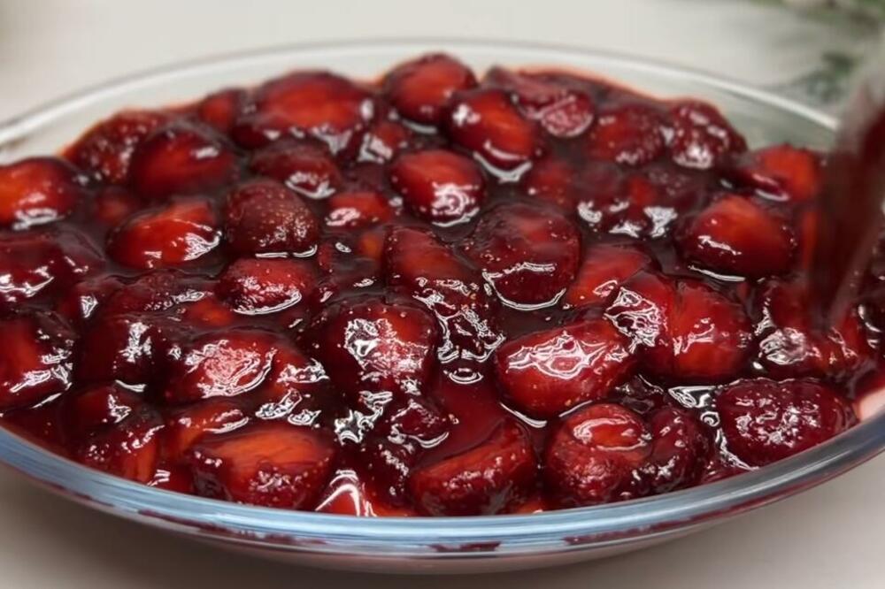 NAPRAVITE NAJUKUSNIJI KOMPOT IKADA: Iskoristite sezonu jagoda, bez HEMIKALIJA, a može da stoji čak 2 godine!