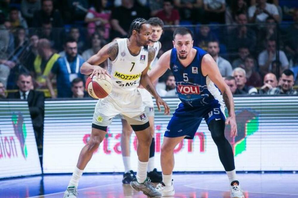 ZVEZDA JE ZBOG OVOGA DIGLA BURU? Panter jeste GAZIO LINIJU, ali pre ili posle faula i hvatanja lopte? (FOTO/VIDEO)