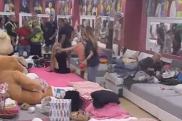 OBEZBEĐENJE MORALO HITNO DA REAGUJE: Ana Ćurčić se SUKOBILA sa NJOM, haos u Beloj kući (VIDEO)