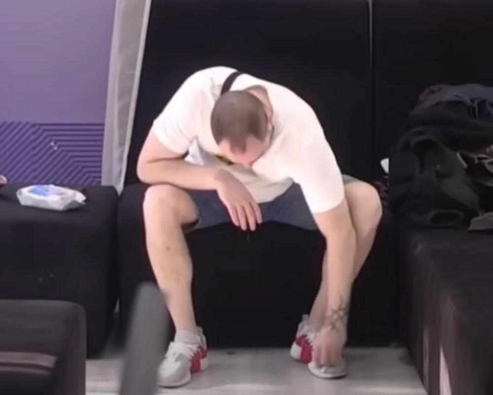 Zvezdan Slavnić nakon lica briše patike istom maramicom