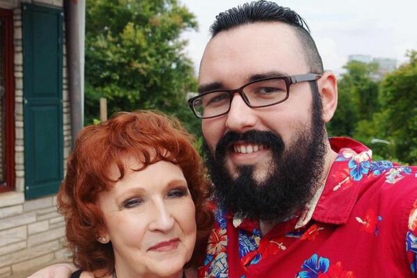 STARIJA JE OD NJEGA 53 GODINE, A 8 GODINA SU U BRAKU: Ispričali su NEVEROVATNU ljubavnu PRIČU! (VIDEO)