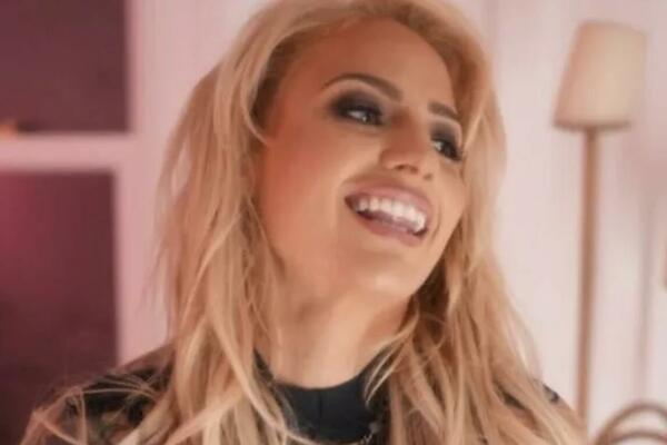 RAZUZDANA PROFESORKA OTKRILA KAKO ZARAĐUJE: Ovako mušterijama uzme PARE ZA SAMO POLA SATA! (FOTO)