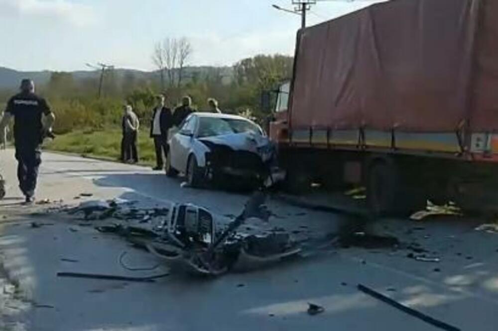 TEŠKA NESREĆA NA PUTU VALJEVO - UB: Nekoliko osoba POVREĐENO, automobili u potpunosti SMRSKANI (FOTO/VIDEO)