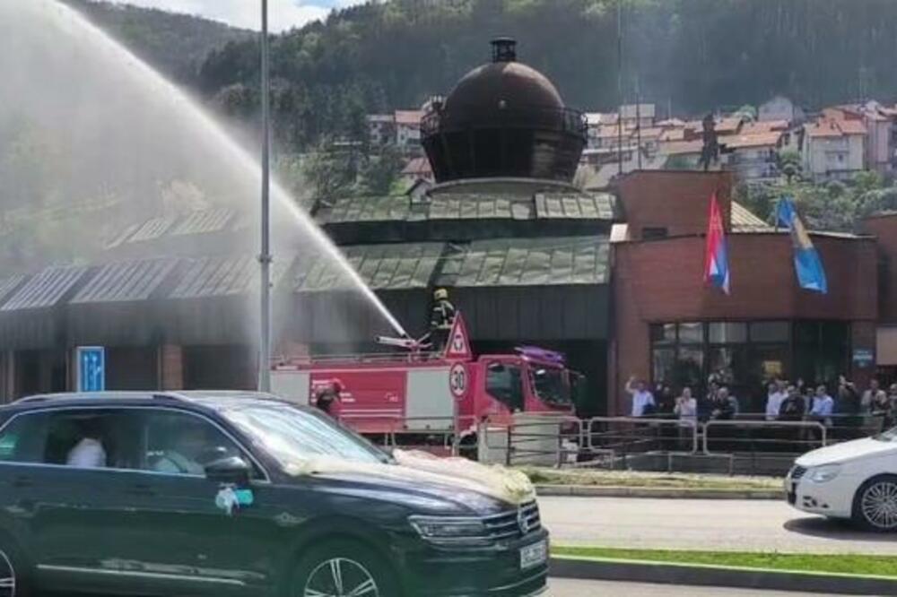 PRIZOR IZ UŽICA ODUŠEVIO SRBIJU: Ovoga ima SAMO KOD NAS, vatrogasac STAO NA LUDI KAMEN, pa napravio SPEKTAKL! VIDEO