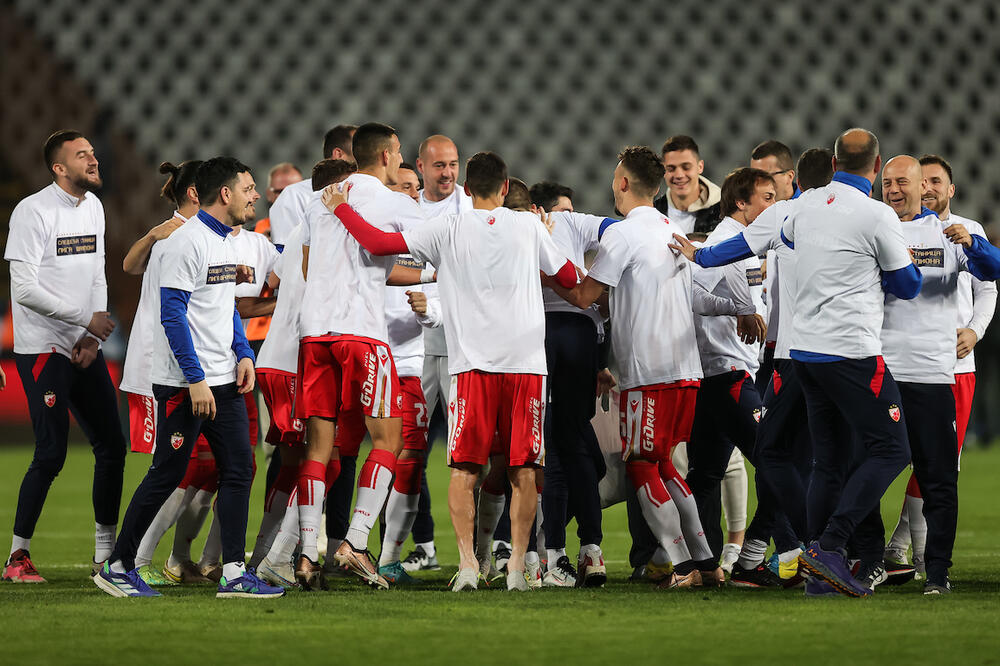 NA STOLU UGOVOR DO KRAJA KARIJERE! Uprava Zvezde na sve načine želi da zadrži jednog od najboljih (FOTO)