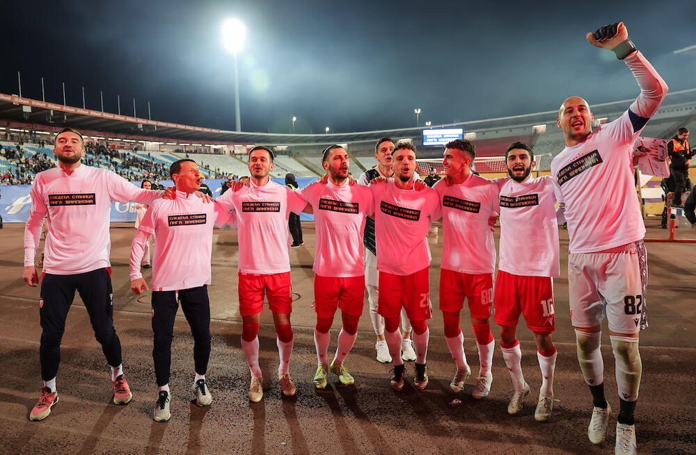 Strahinja Eraković (peti sa leva) slavi titulu sa saigračima i navijačima