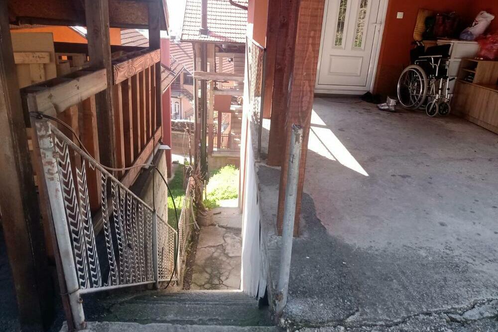 OVDE JE NESREĆNI UROŠ PAO NA ARMATURU OD OGRADE: Užas zatekla drugarova majka (FOTO)