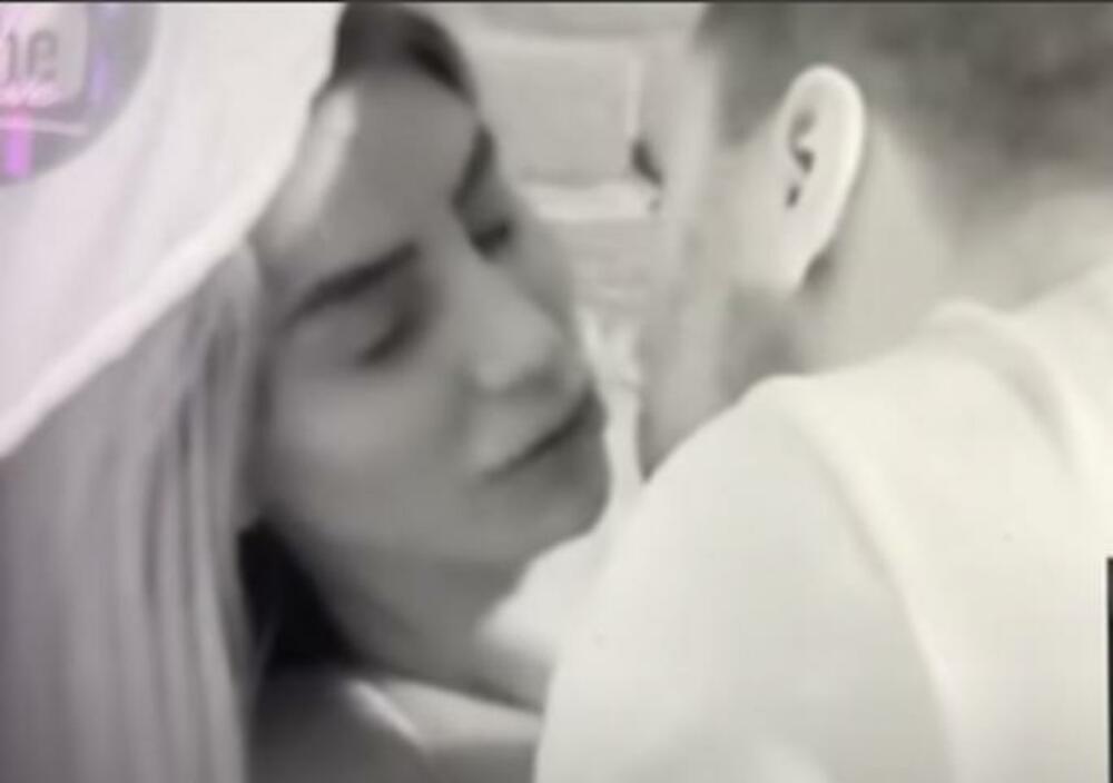 Iako su mnogi zadrugari komentarisali da je došlo do poljupca između Aleksandre i Zvezdana, sa druge strane je Aleksandra tvrdila da se plašila Slavnića