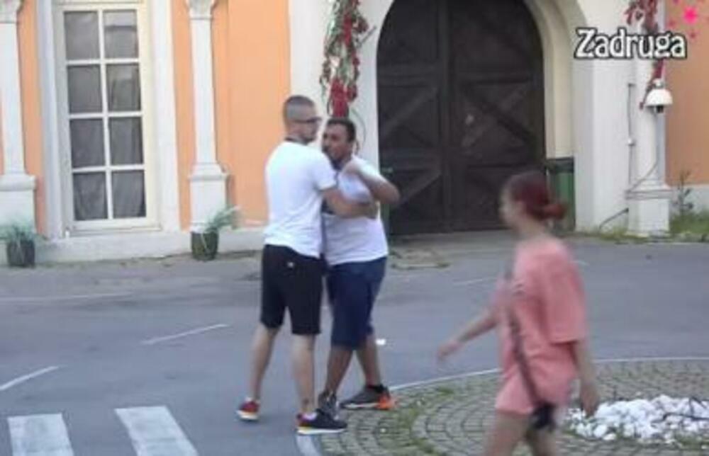 Petrući je sada stao u zaštitu svojoj devojci i pokušao da odbrani njenu čast.