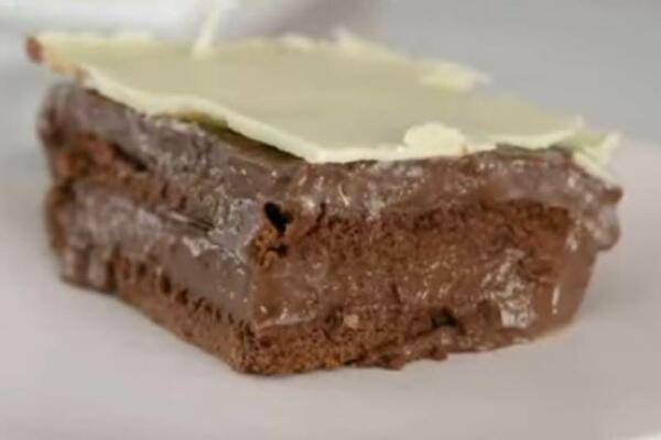 BRZI ENGLESKI KOLAČ: Ukus je da se raspametiš, a SPREMA SE OČAS POSLA - odmah zapišite RECEPT