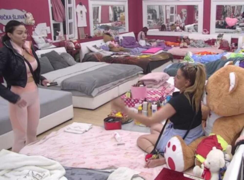 Maja Marinković je ulazeći u spavaću sobu zapevala stihove pesme