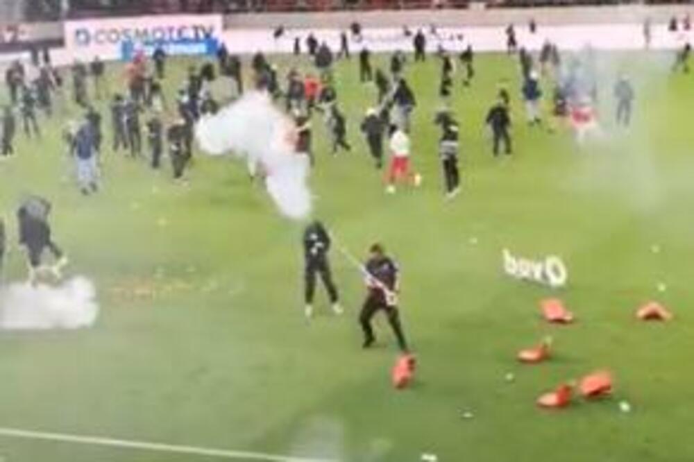 HAOS POSLE MEČA ZA TITULU: Navijači crveno-belih upali na teren, letele baklje i suzavci! (VIDEO)