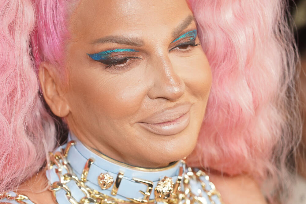 VRIŠTAĆETE OD SMEHA KADA PROČITATE OVAJ VIC: "Dođe Jelena Karleuša kod Svetog Petra..."