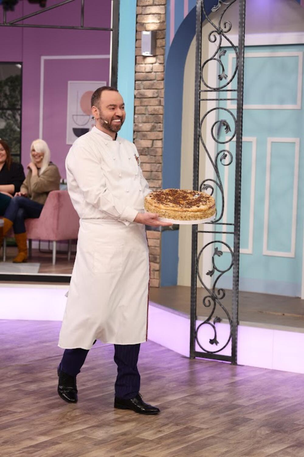 Počinje još jedna kulinarska nedelja, ali po svemu posebna jer ove nedelje voditeljka emisije 'Majke i snajke' 