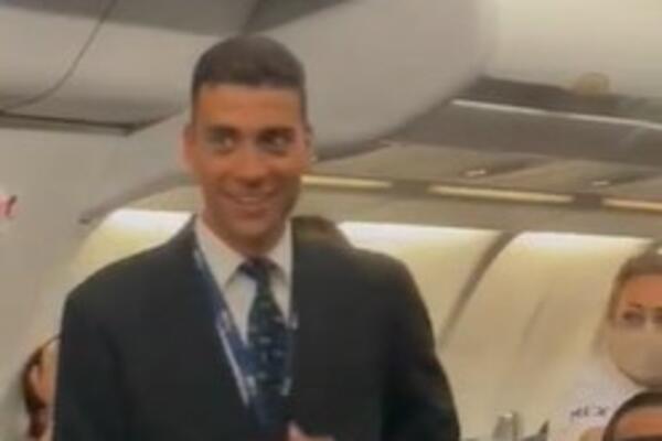 KAD ON PROĐE AVIONOM ŽENE MAŠU, VIČU, KLIČU: Od ovog VRELOG STJUARDA i muškarcima OTPADNU VILICE (VIDEO)