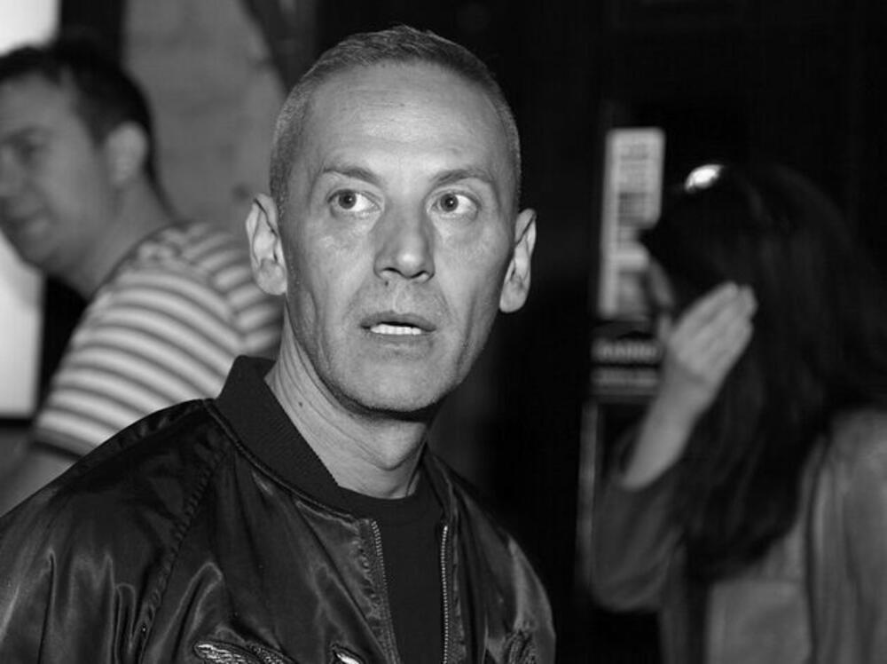 Njega su prethodno u besvesnom stanju u njegovom stanu pronašli članovi njegove porodice