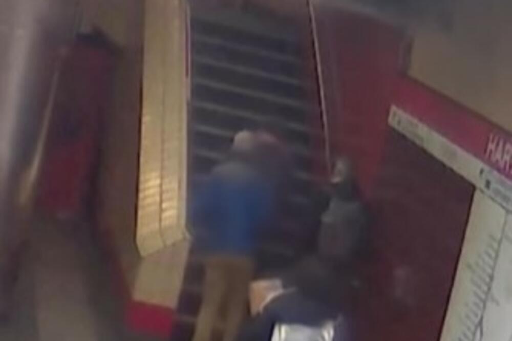 UŽASNA TRAGEDIJA IZBEGNUTA ZA DLAKU: Žena JEDVA izbegla SMRT, sve se vidi na snimku koji LEDI KRV U ŽILAMA (VIDEO)