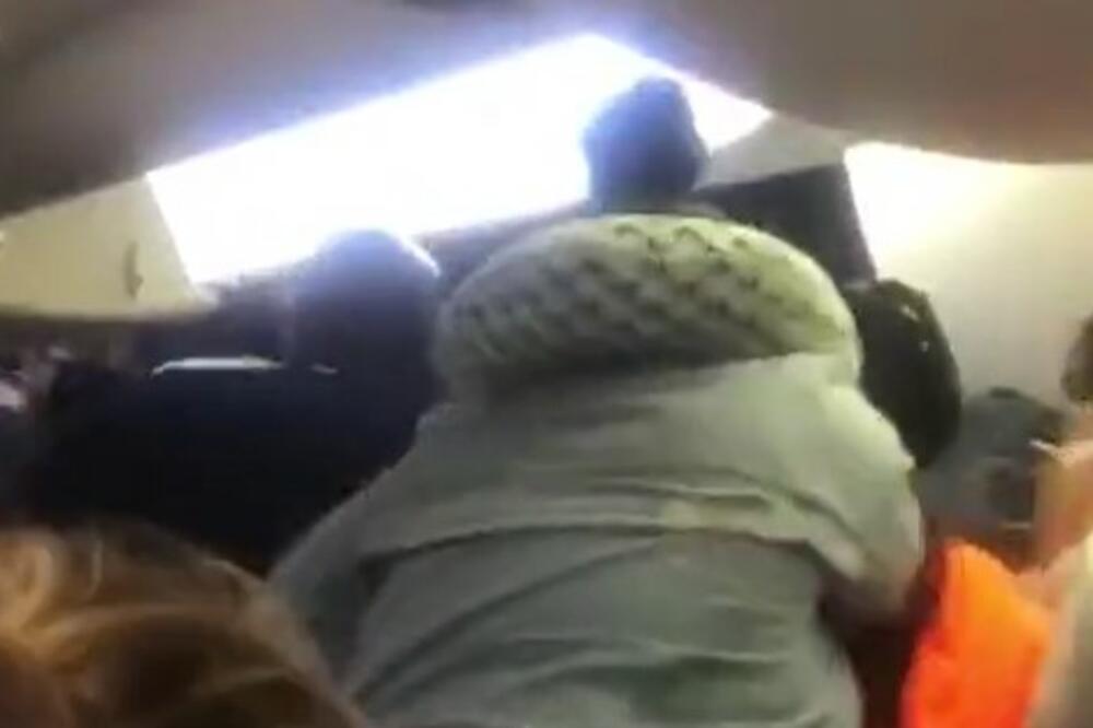 MAKLJAŽA U AVIONU, MORALI DVA PUTA DA SLETE: Opšta PANIKA, razbijen prozor, pesnice sevaju na sve strane (VIDEO)