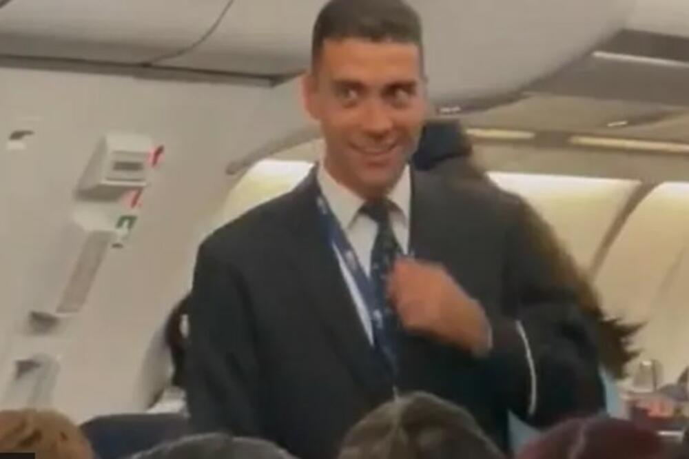 PUTNICE SE RASPAMETILE KADA SE POJAVIO, IZGLEDA KAO APOLON: Stjuard napravio HAOS usred LETA, molile ga samo JEDNO!