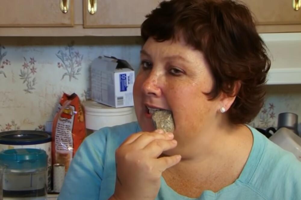 TEREZA TAMANI KAMENJE SAMO TAKO: Kaže da voli njihov UKUS, posebno kad iz njih ISISAVA JOŠ MORBIDNIJU STVAR! (FOTO)