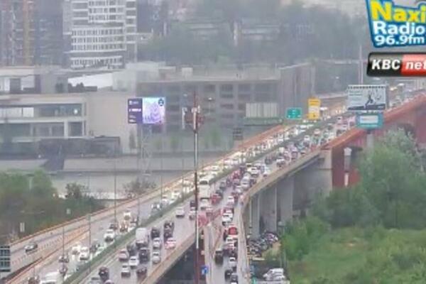 KATASTROFALNA GUŽVA U BEOGRADU, STOJI OD LASTE DO HITNE POMOĆI: Od 9 tek kreće PAKAO, izmene GSP linija u Zemunu