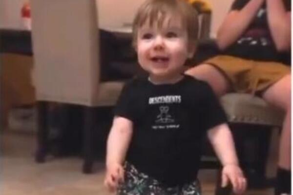 UČILI SINA DA HODA, A ZBOG ONOG ŠTO JE USLEDILO POČELI SU DA VRIŠTE: Snimljena ŠOKANTNA stvar (VIDEO)