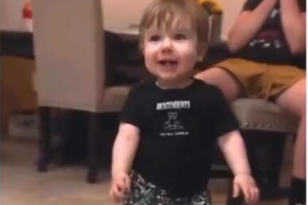 UČILI SINA DA HODA, A ZBOG ONOG ŠTO JE USLEDILO POČELI SU DA VRIŠTE: Snimljena ŠOKANTNA stvar (VIDEO)