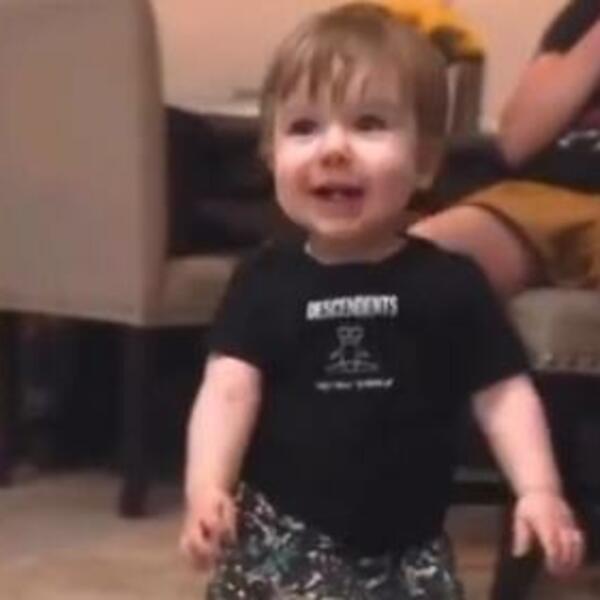 UČILI SINA DA HODA, A ZBOG ONOG ŠTO JE USLEDILO POČELI SU DA VRIŠTE: Snimljena ŠOKANTNA stvar (VIDEO)