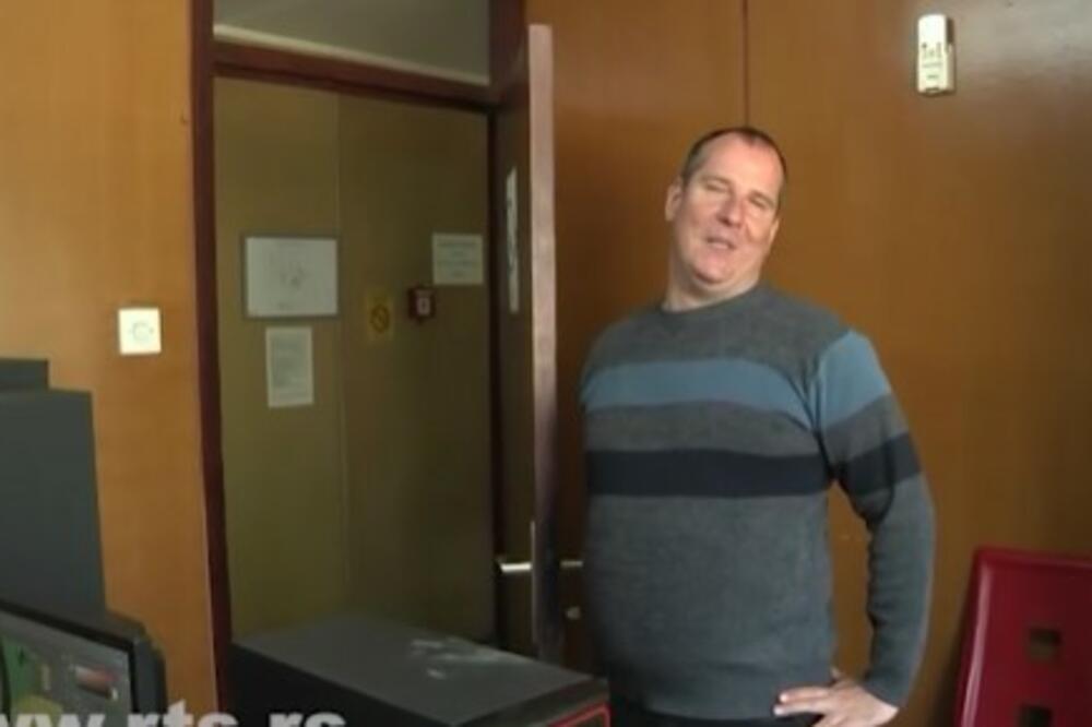 "DA MI JE NEKO PRIČAO, REKAO BIH MU DA IMA NEKI PROBLEM": Iako je SLEP, Dejan USPEŠNO obavlja OVAJ POSAO! (FOTO)