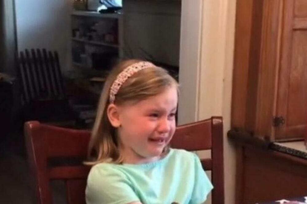 NORMALNO SU JELI ZA STOLOM, A ONDA... Roditelji se SLEDILI kada su videli ŠTA DETE RADI, pogledajte SAMO (VIDEO)