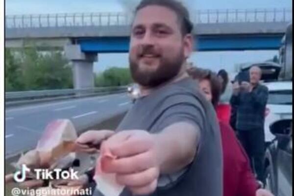 SAMO JE IZVADIO NOŽ I POČEO DA REŽE: Kamion se prevrnuo na auto-putu, a pazite ŠTA ON RADI (VIDEO)