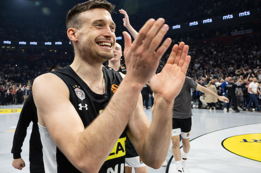 AVRAMOVIĆ ODMAH S TERENA POZVAO BIVŠEG SAIGRAČA: Njemu je NAROČITO bilo stalo da se dobije Zvezda! (FOTO)