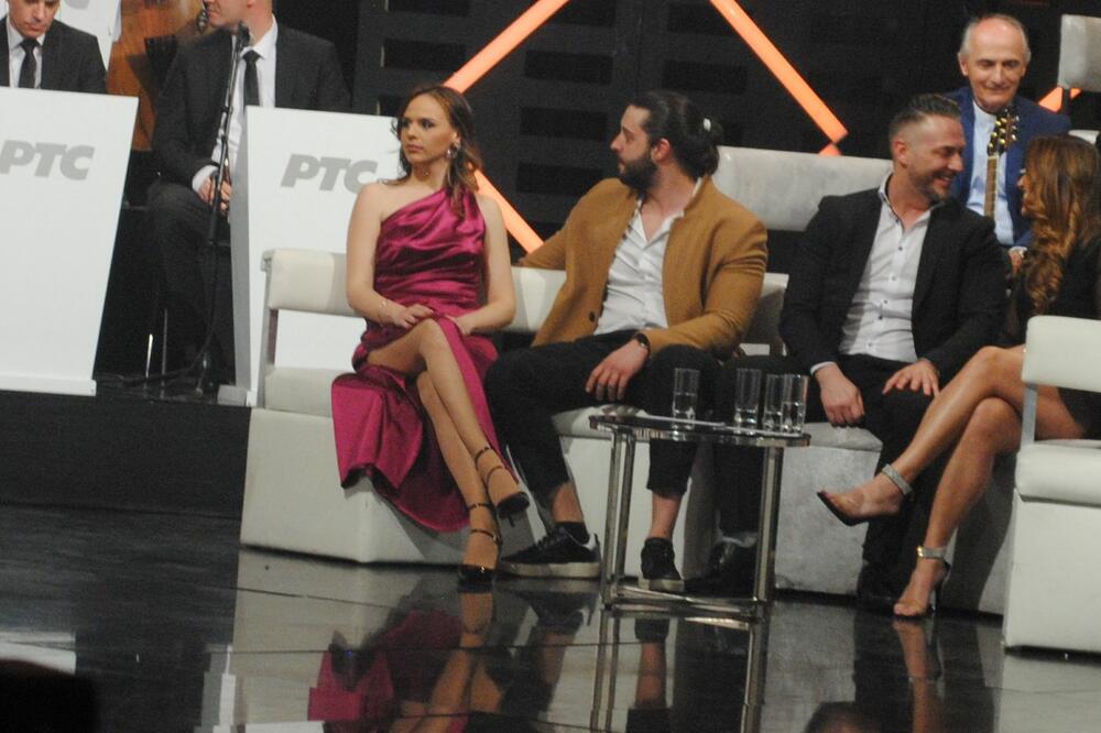 KAMERE JAVNOG SERVISA NISU OVO SNIMILE, ALI MI JESMO: Krišom vaćario KOLEGINICU, ruke nije mogao da ODLEPI OD NJE