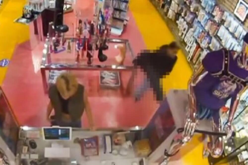 PIJANI LOPOV UŠAO U GEJ KNJIŽARU I UKRAO OVO: Kad je izašao, ljudi vrištali od smeha, sve se vidi na snimku (VIDEO)