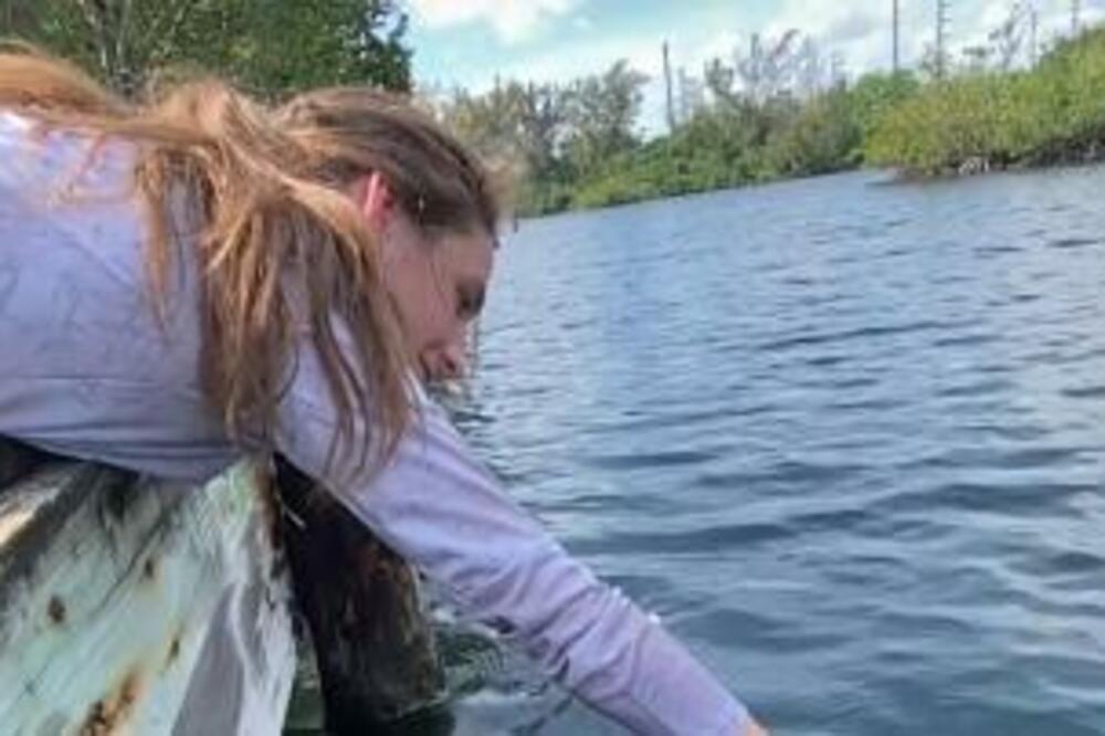 KORISTILA JE VIRŠLU ZA NEŠTO ŠTO SE NE KORISTI, PA UMALO OSTALA BEZ RUKE: Snimak obišao svet (VIDEO)