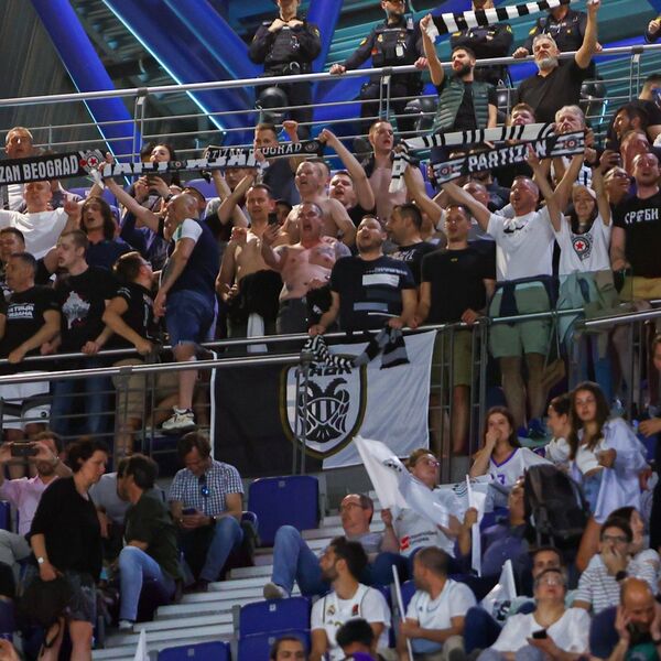 NAVIJAČI PARTIZANA IZAZVALI HAOS U VITORIJI! Ljubili ženu iz obezbeđenja, lomili stolice, šutirali ogradu...