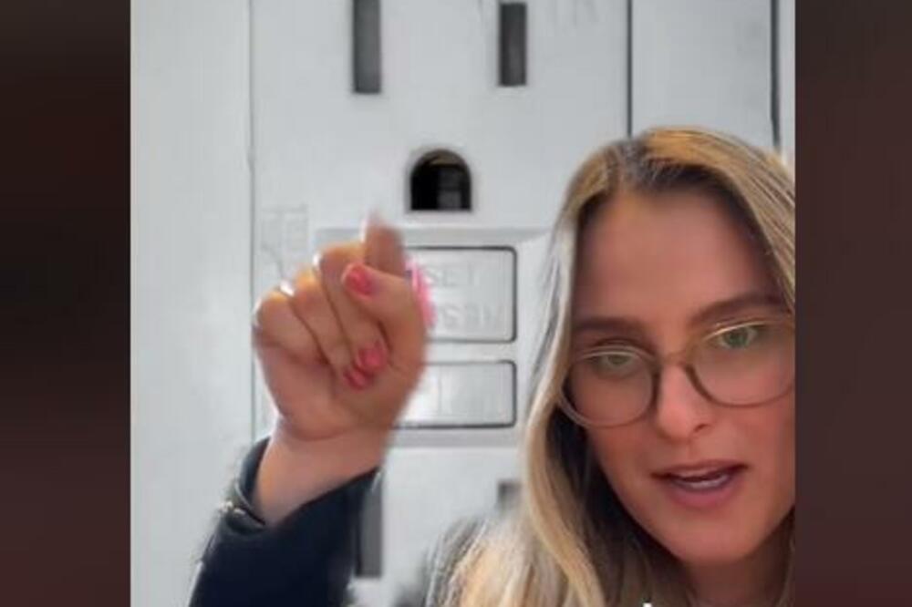 IZNAJMILE SU KUĆU ZA ZABAVU, A ONDA SU UŠLE U TOALET: Nisu mogle da dođu sebi OD PRIZORA... (VIDEO)