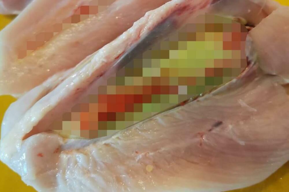 "DA GA ISEČE, KAD...": Kupila piletinu na PIJACI, pa ostala u ŠOKU, šta je OVO U NJOJ? (FOTO)