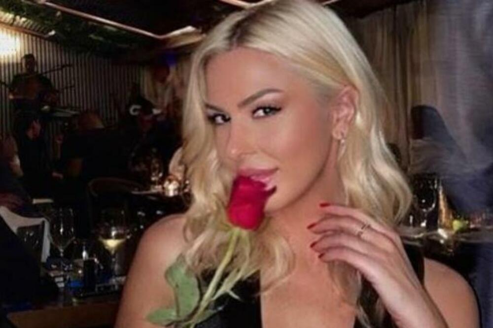 VODITELJKA PRVE TELEVIZIJE UHVAĆENA PRISNA SA BOSILJČIĆEM: Sve pršti od STRASTI, ZA OVO SE NIJE ZNALO (FOTO)