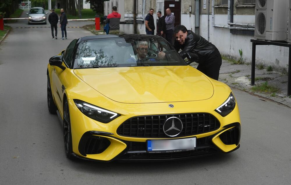 Svi su se okretali za njim