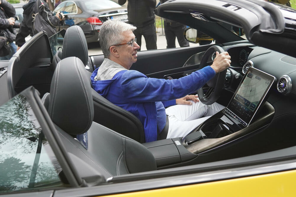 Obrt! Evo šta se sad dešava sa voznim parkom Saše Popovića!