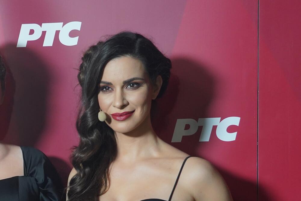 O LEPOTI VODITELJKE RTS-A SVI GOVORE, ALI NJEN ŽIVOT JE DALEKO OD BAJKE: Kosjerina o ovome NIJE PUNO PRIČALA