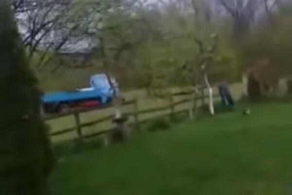 VOZI, MIŠKO! KAMION "POBEGAO" SA ŠLEPERA U TRAVNIKU: Ceo kraj ga JURIO po LIVADI (URNEBESAN VIDEO)