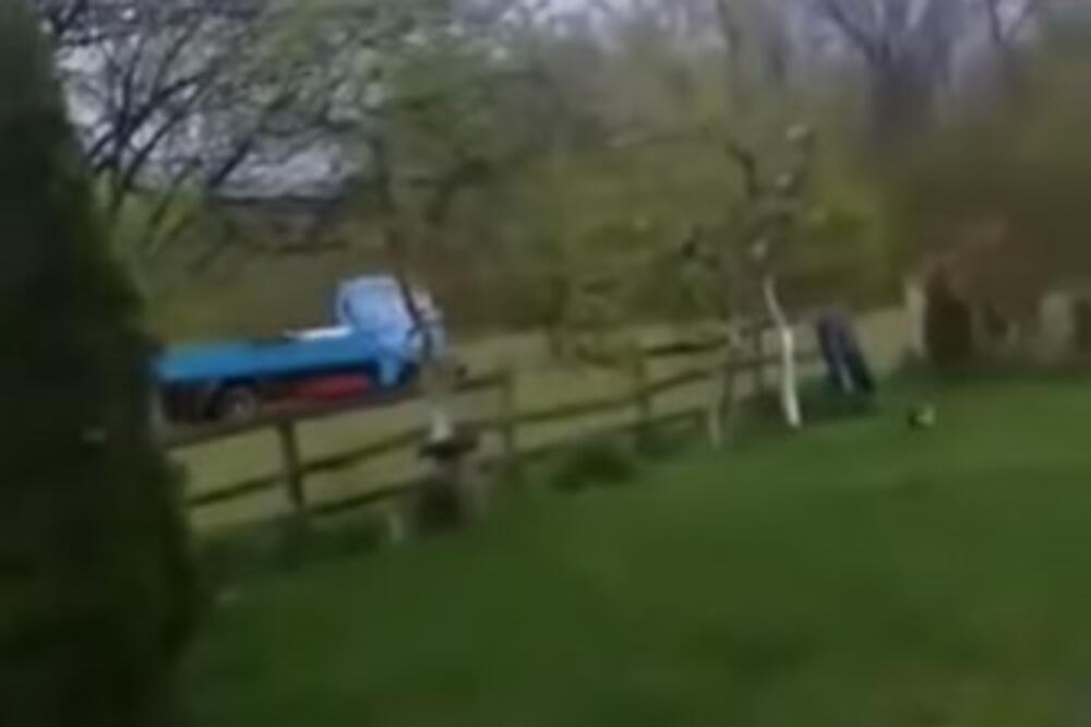 VOZI, MIŠKO! KAMION "POBEGAO" SA ŠLEPERA U TRAVNIKU: Ceo kraj ga JURIO po LIVADI (URNEBESAN VIDEO)